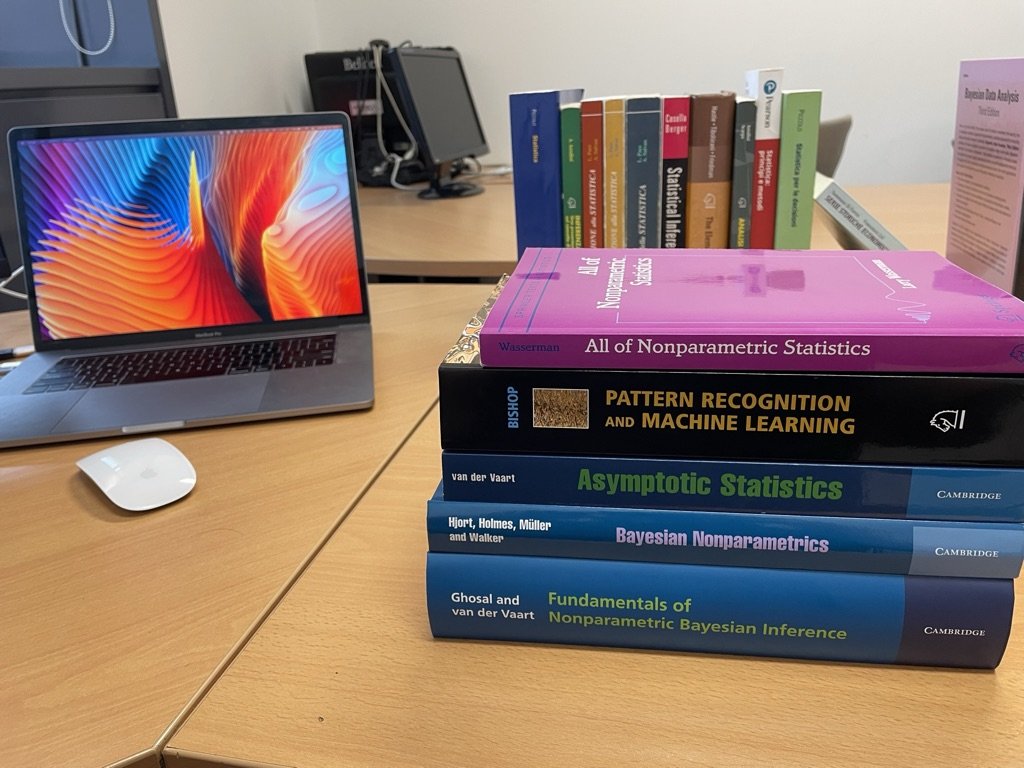 Libri di statistica su una scrivania